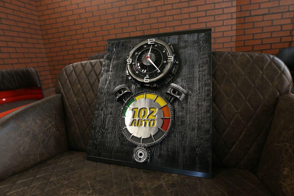 Интерьерные часы в автомобильном стиле с логотипом