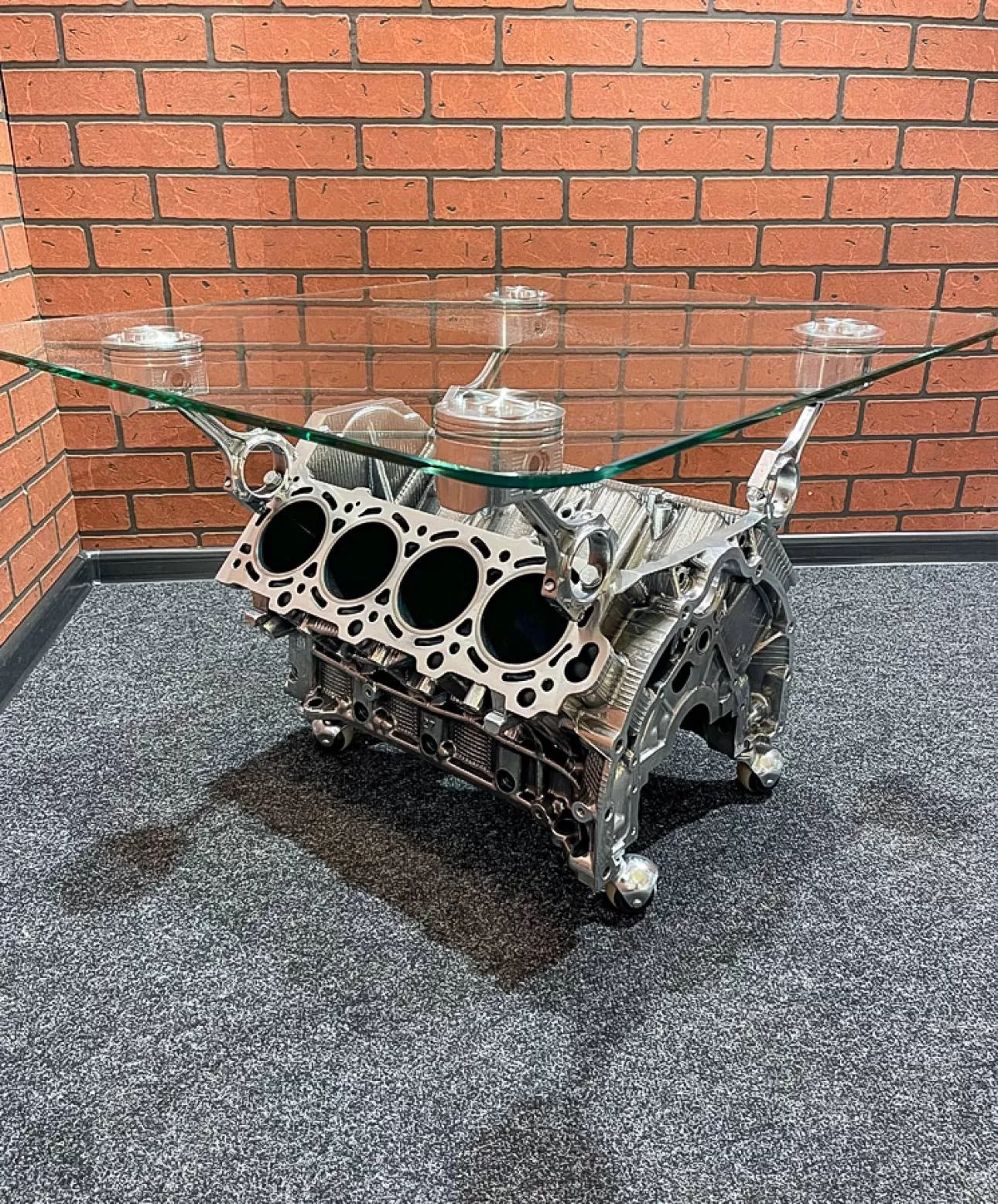 Стол из блока двигателя V8 Lexus. Фотография 1