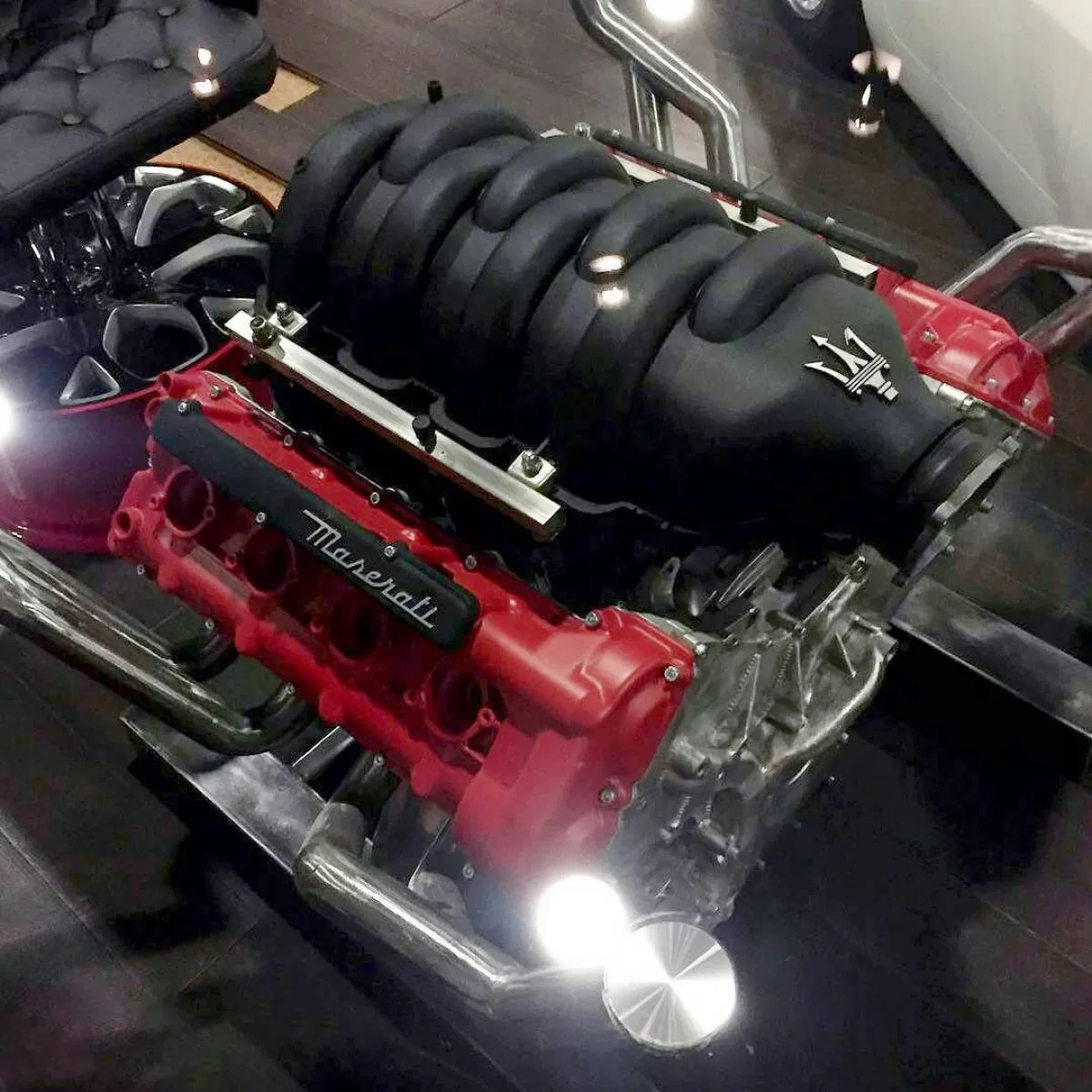 Стол из мотора Maserati Nettuno Black Chrome V6. Фотография 2