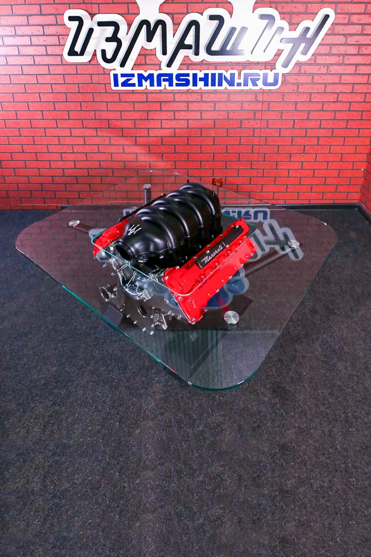 Стол из двигателя Maserati V8. Фотография 1