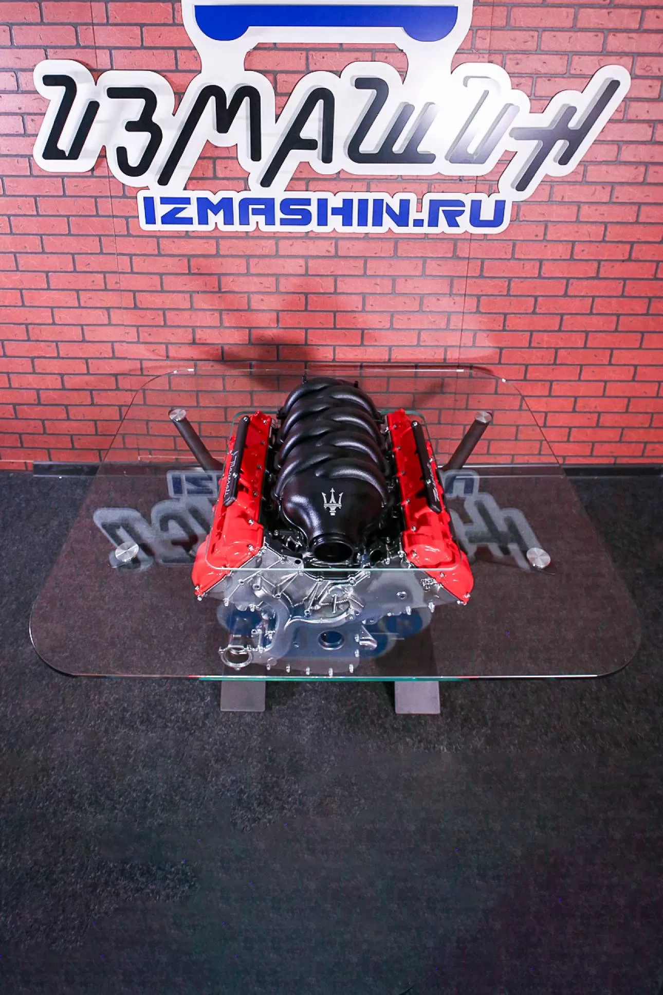 Стол из двигателя Maserati V8. Фотография 2