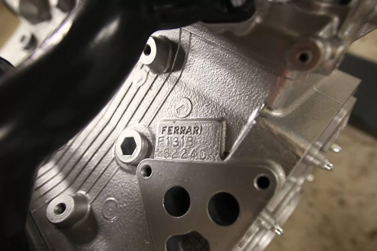 Стол из двигателя Ferrari. Фотография 5