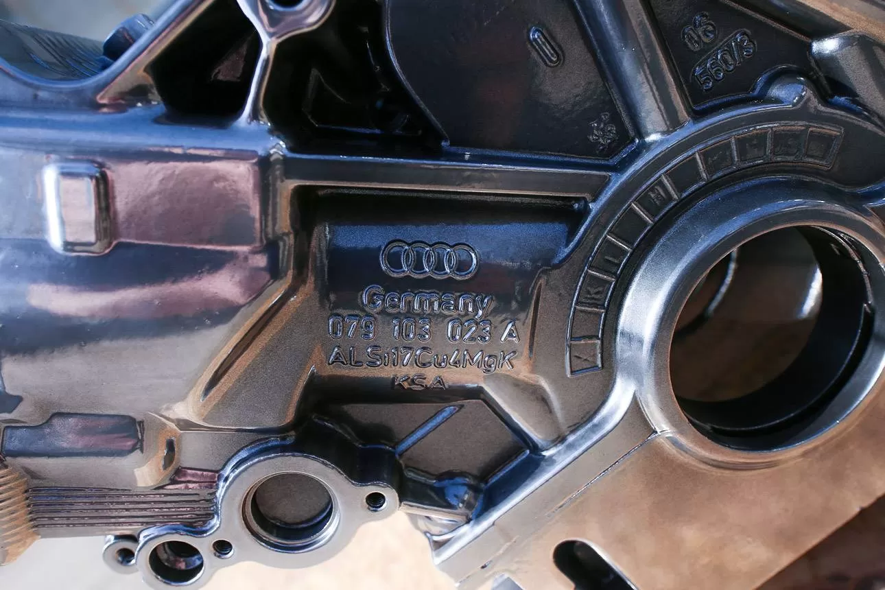  Стол из блока двигателя V8 TFSI Audi. Фотография 4