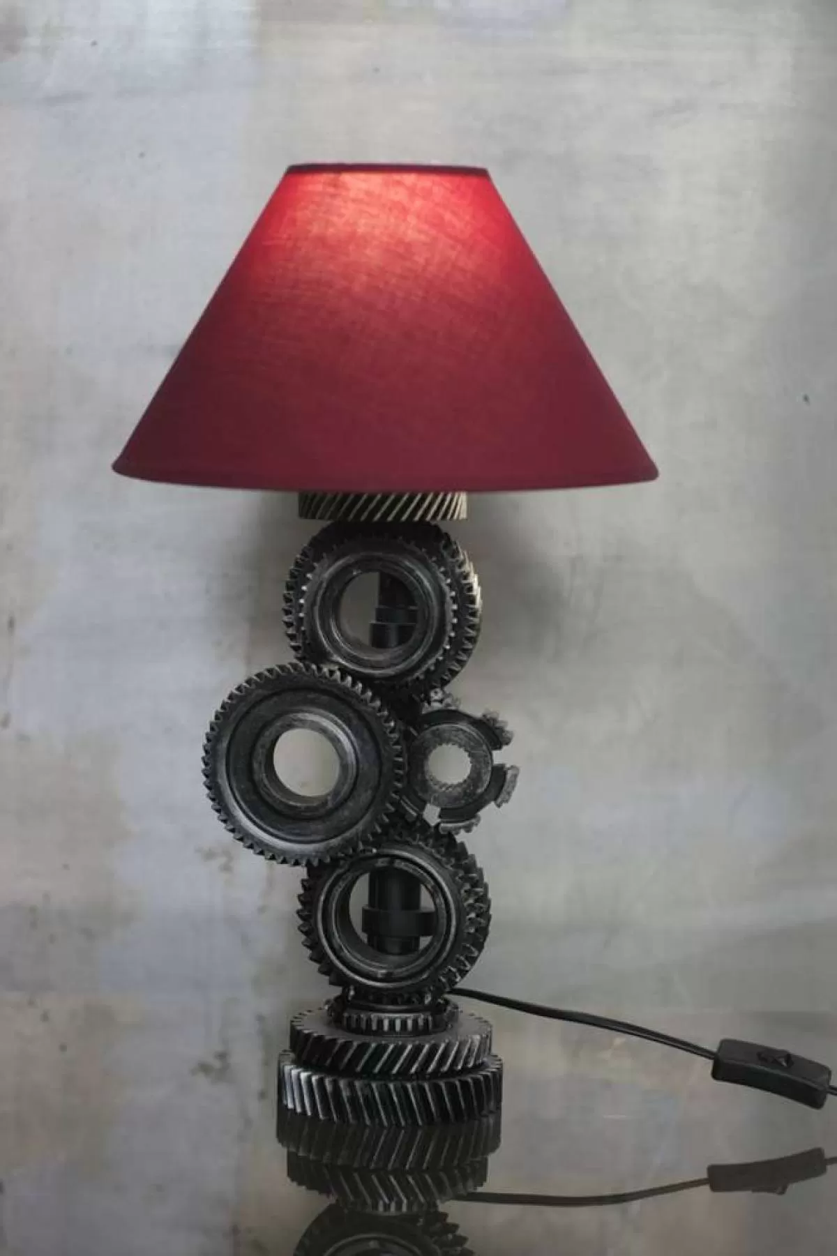 Светильник «Шестерни» с красным абажуром. Фотография 1