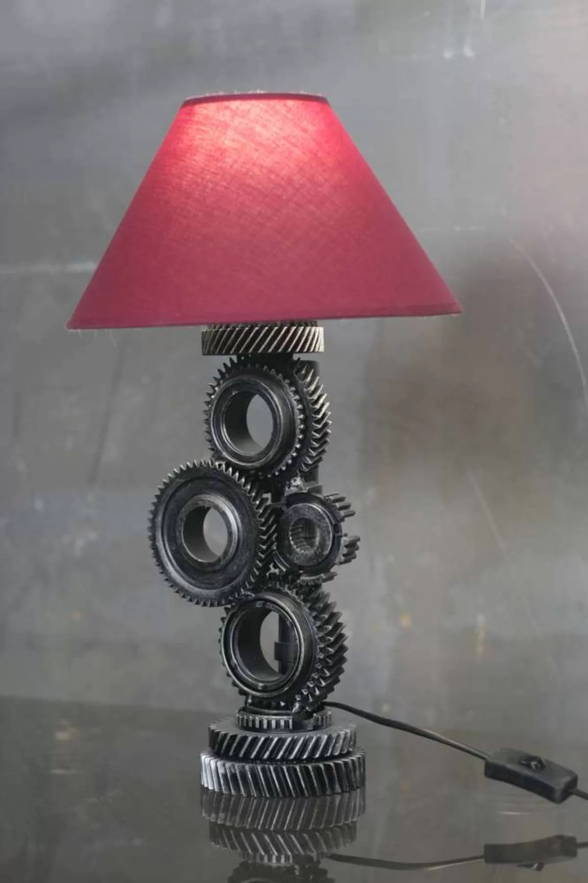 Светильник «Шестерни» с красным абажуром. Фотография 2