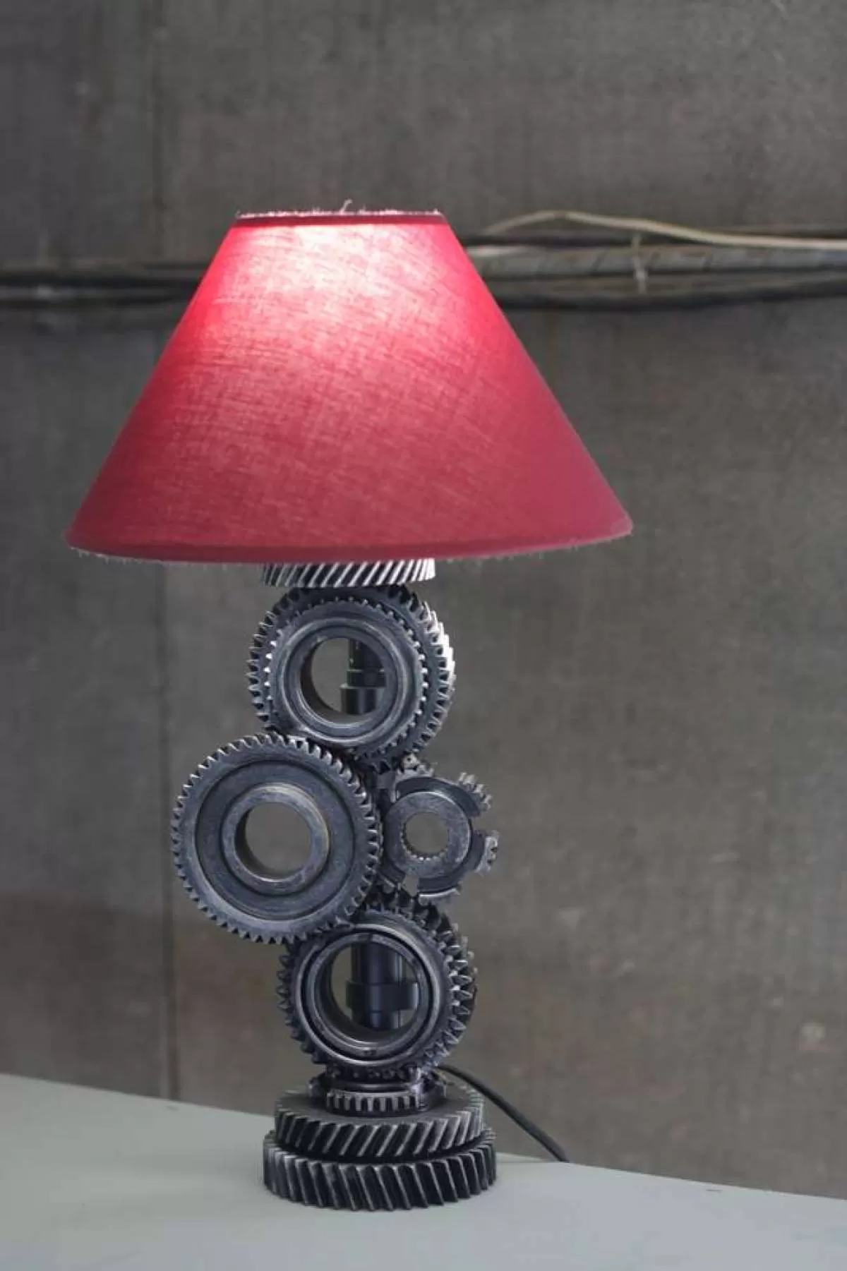 Светильник «Шестерни» с красным абажуром. Фотография 4
