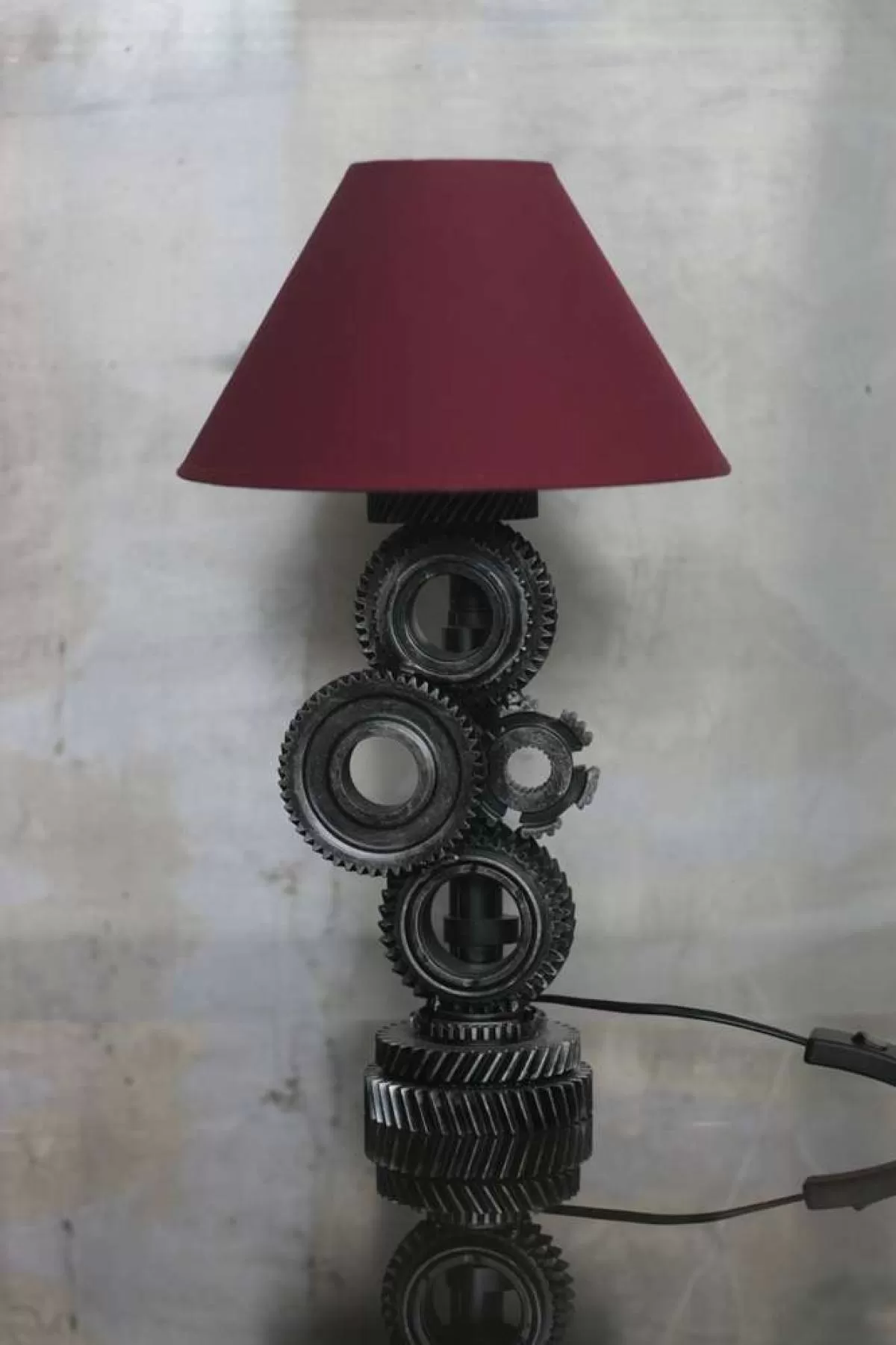 Светильник «Шестерни» с красным абажуром. Фотография 5