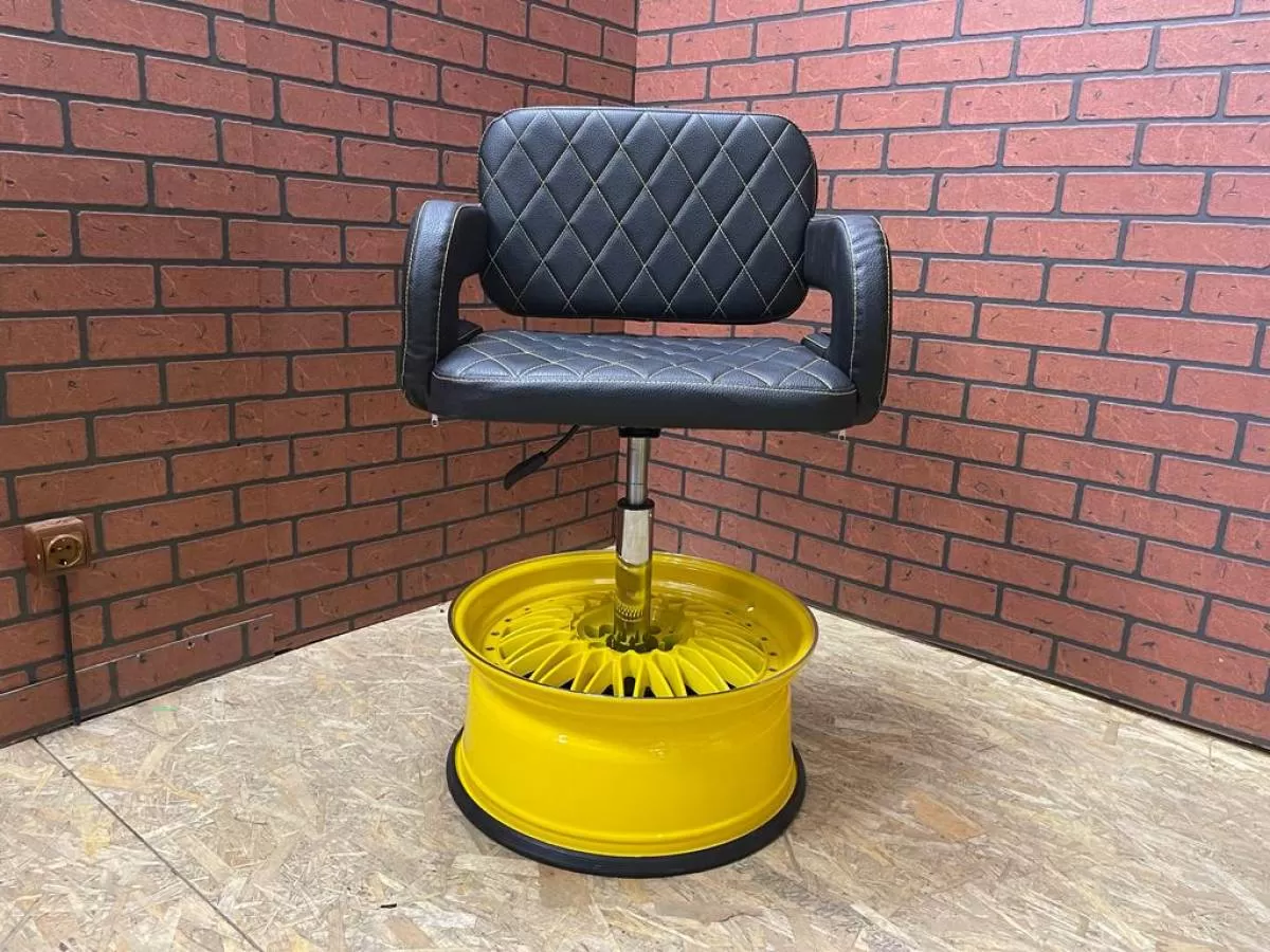Кресла и стулья из деталей автомобиля. Фотография 10