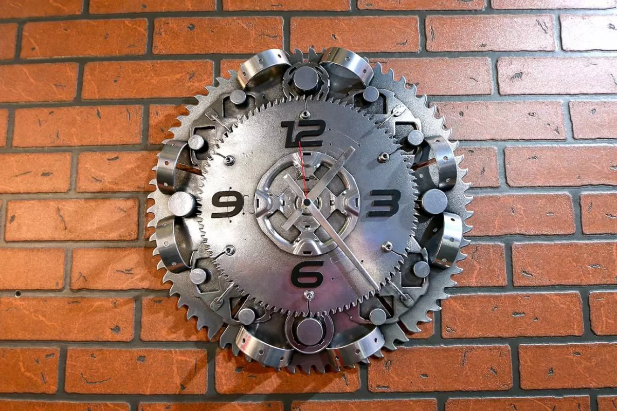 Часы из автозапчастей на диске от циркулярной пилы фотография 1