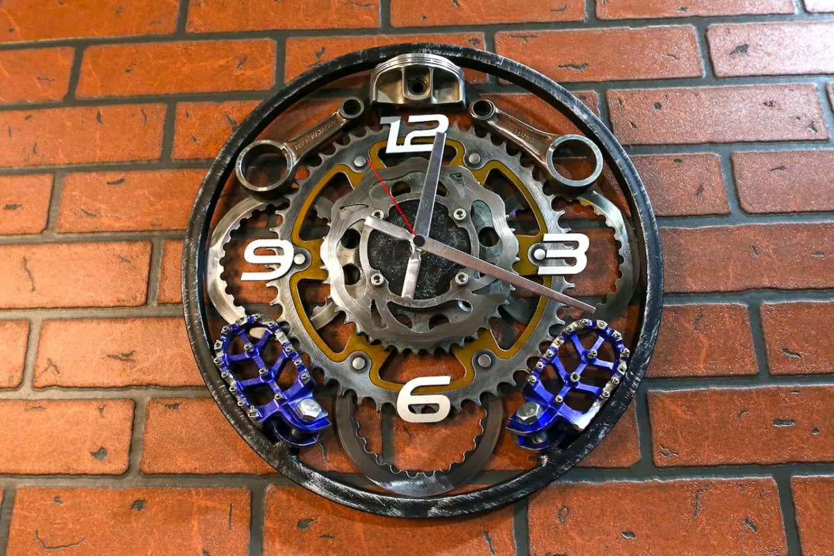 Часы байкера из артефактов от мотоцикла с синими подножками фотография 1